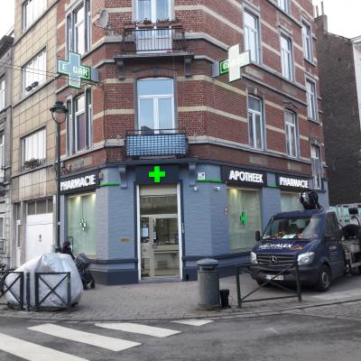 Enseigne et croix de pharmacie - Pharmacie Molenbeek