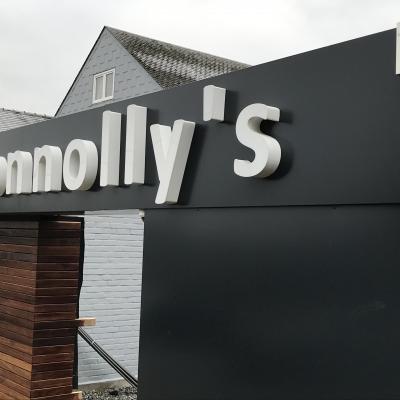 Panneaux sur façade Connoly's