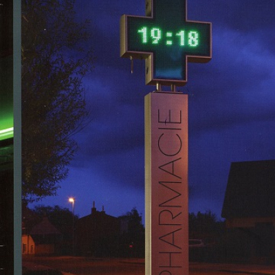 Croix de pharmacie avec l'heure