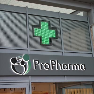 Enseigne et croix de pharmacie Propharma Louvain-La-Neuve