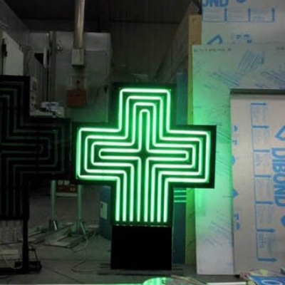 Croix lignée en fabrication
