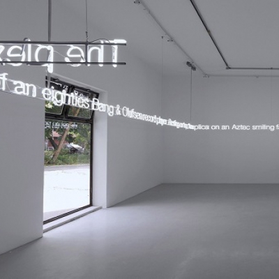 Néons suspendus artistiques